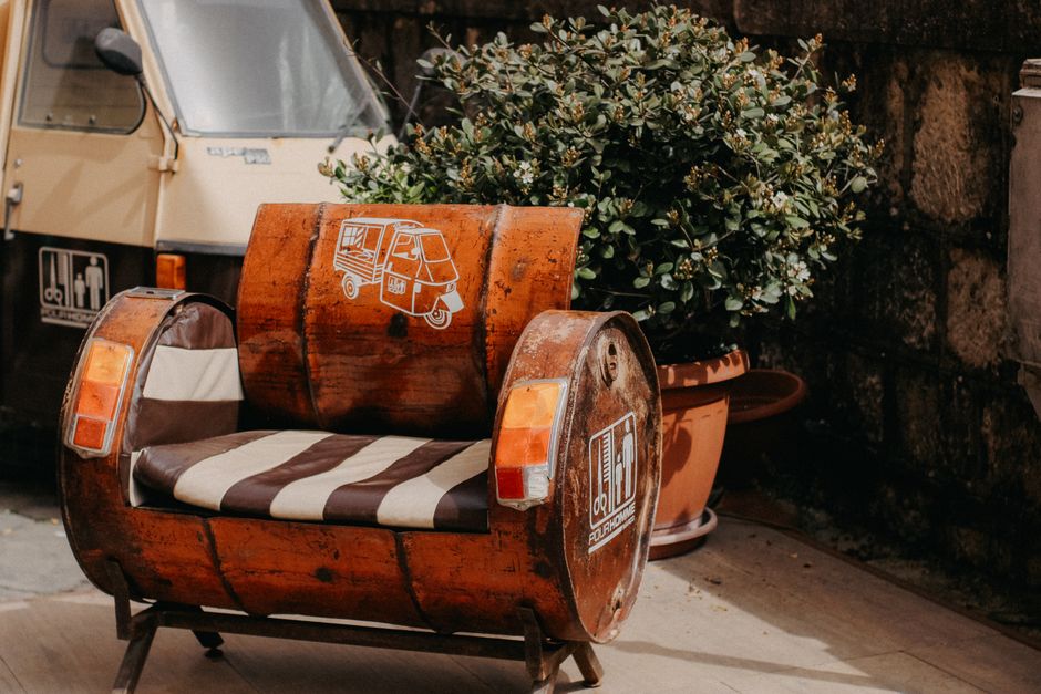 Tuinhuis met upcycled meubels en groene accenten. Tuinhuis met upcycled meubels en groene accenten.