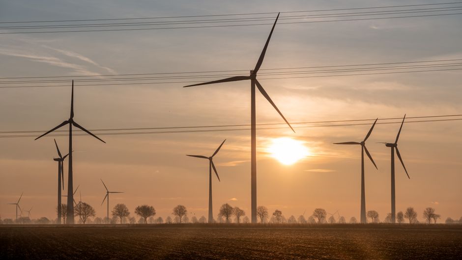 Slimme energie-opslagunit met mobiele app-interface.