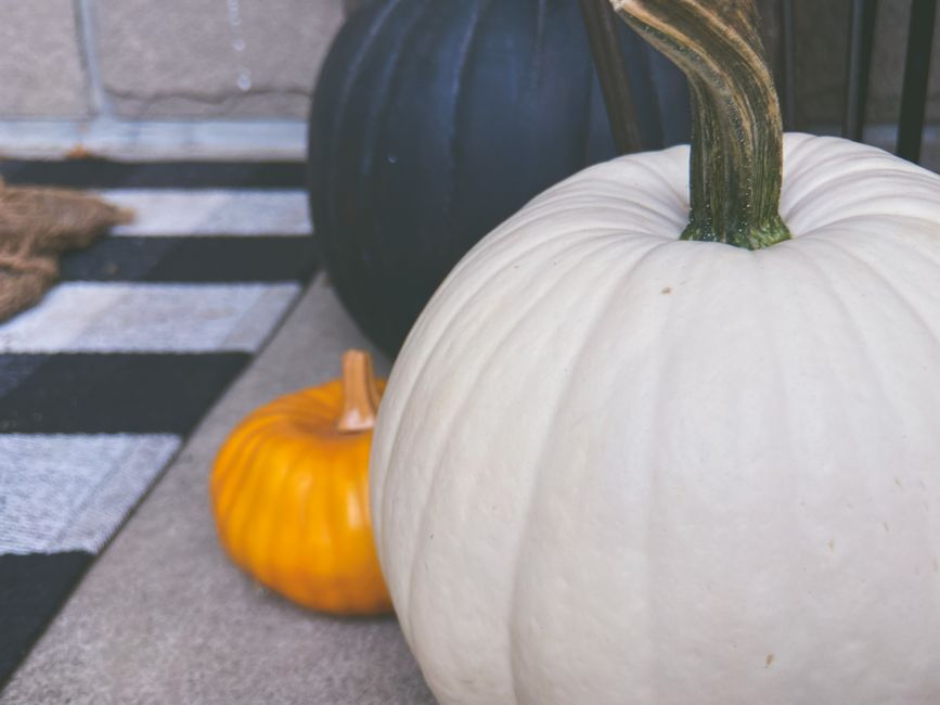 Verandameubel makeover: natuurlijke materialen en herfstkransen.