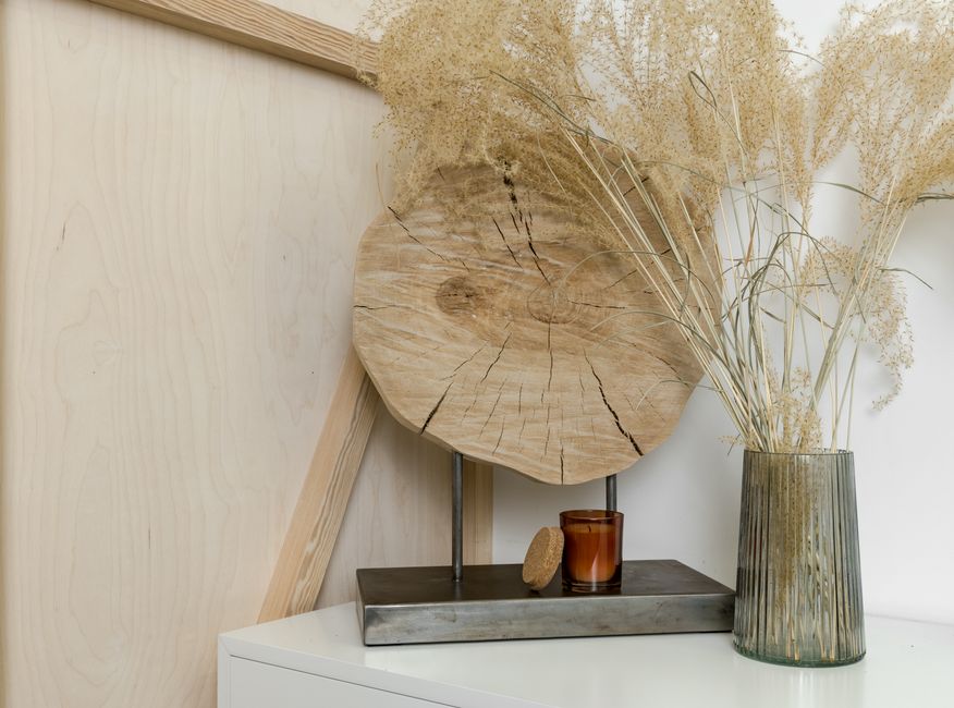 Rustgevende leeshoek in herfsttinten met plaid.