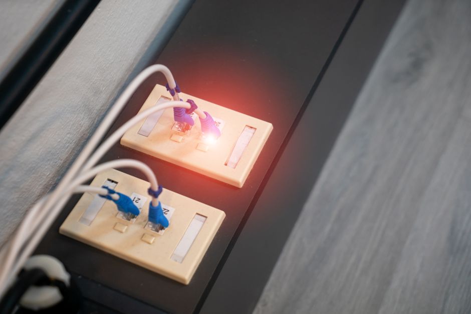 Decoratieve kabelbox in moderne studeerkamer.